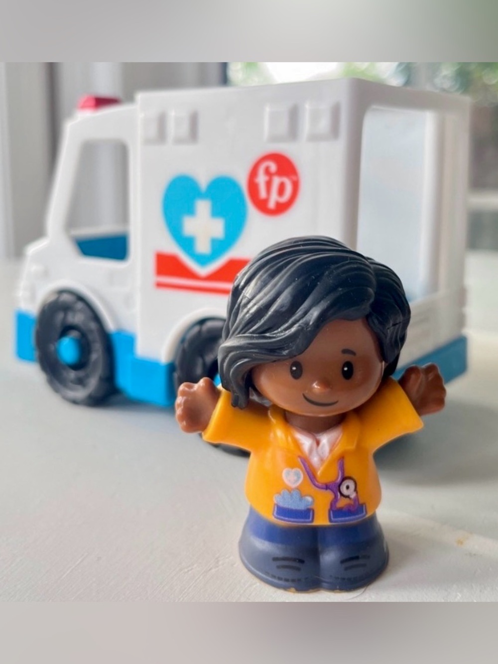 FISHER-PRICE - LITTLE PEOPLE AMBULANCE AND PARAMEDIC FIGURE